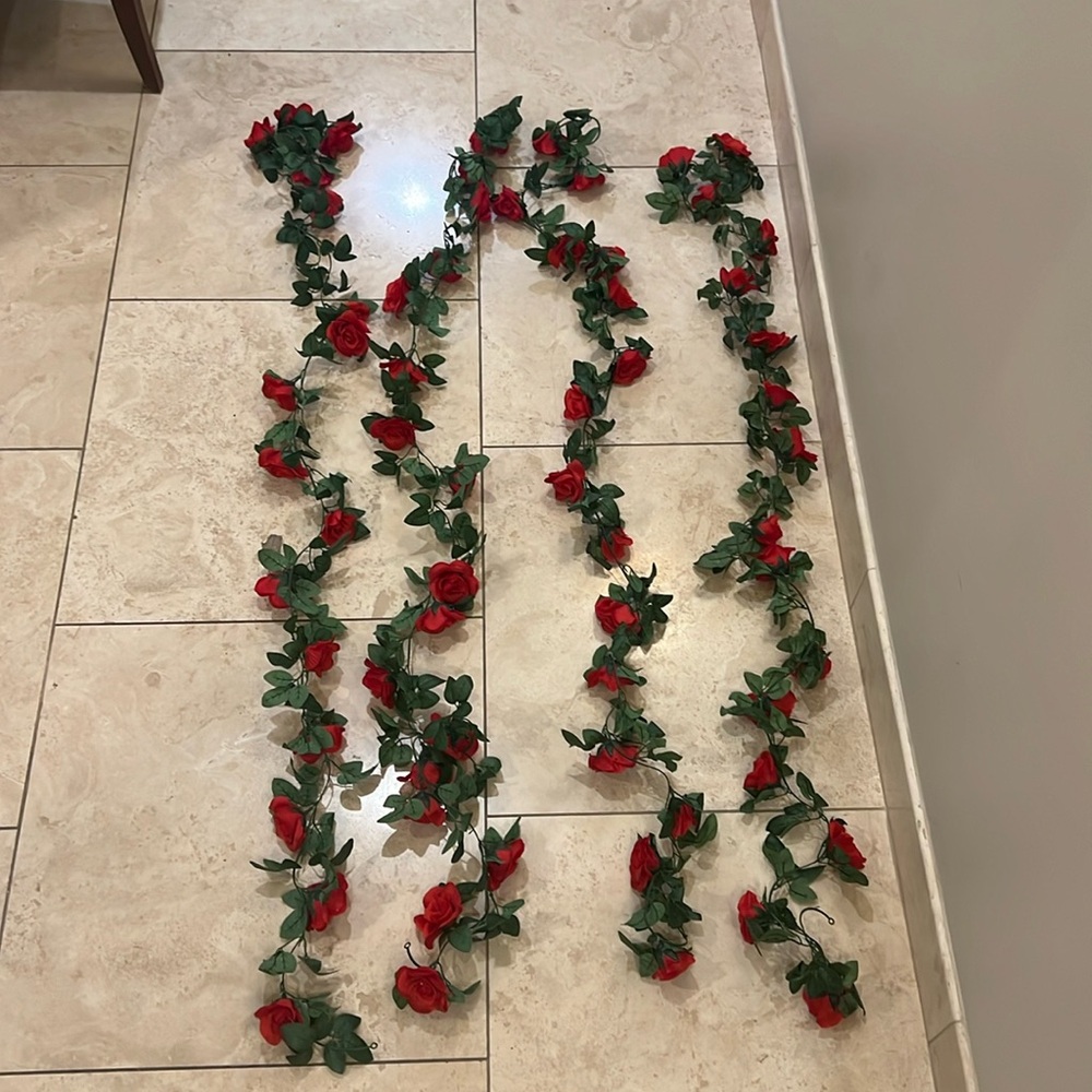 🆕 Pack of 4 rose garland, each is 8 feet